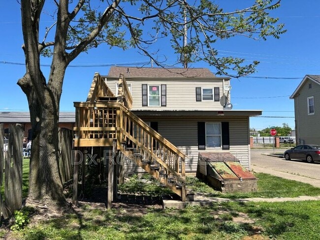 Photo - 829 Maple Ave