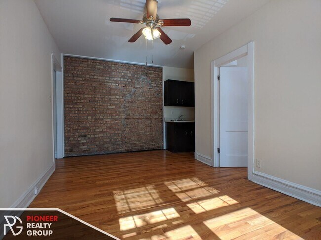 Photo - 957 W Cornelia Ave Unit 1b