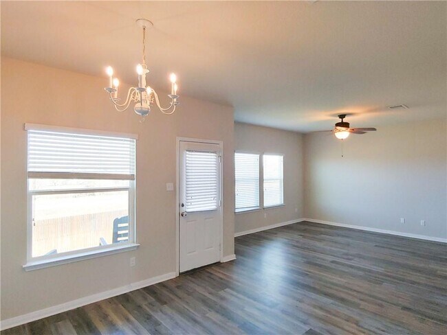 Photo - 636 Donegal Ln