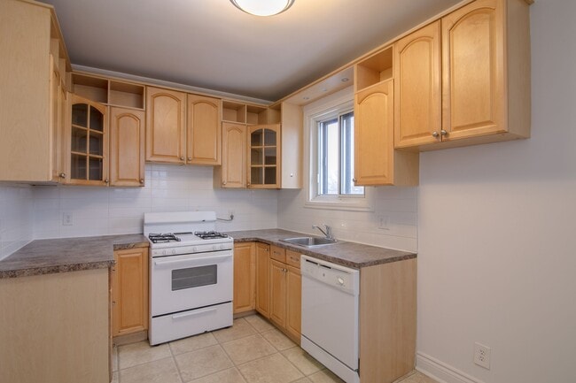 Building Photo - 4585 Av. Dupuis Unit 15