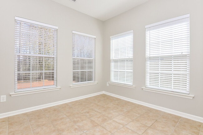 Photo - 1547 Cairo Way