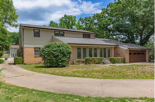 Photo - Beautiful 4 Bedroom / 3 Bath Home in the Heart of Manhattan, KS – Large Yard & Close to Campus