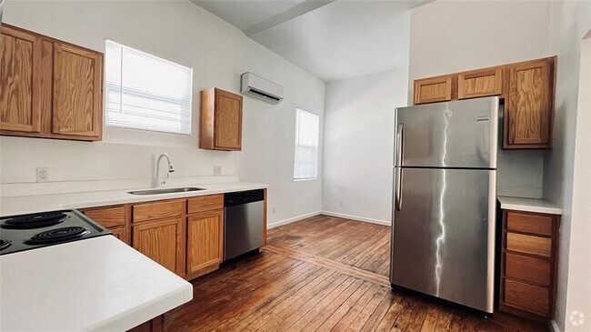 Building Photo - 1113 E 2nd St Rental