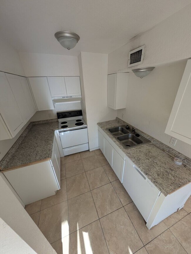Building Photo - Beautiful Air Conditioned Condo! MUST SEE!... Unit 3959