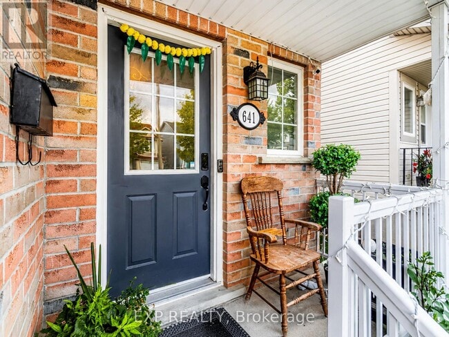 Photo - 641 Royal Fern St