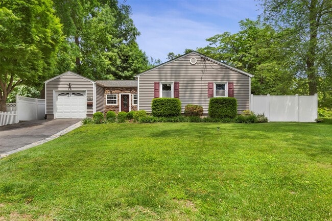 Photo - 256 Round Hl Dr House