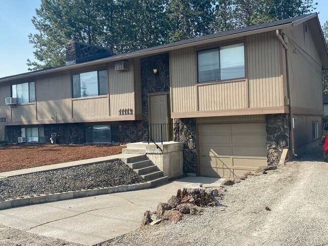 Building Photo - Nicely updated 3+ bedroom, 2 bath duplex-l... Rental