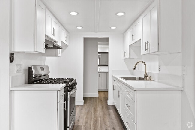 1BR, 1BA - 708SF - Kitchen