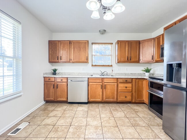 Kitchen - 1451 N Delphine Ave