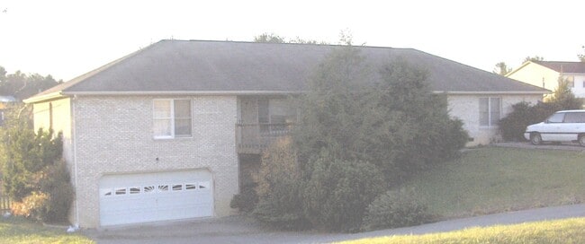 Building Photo - 3 Bedroom 2 Bath Duplex Rental