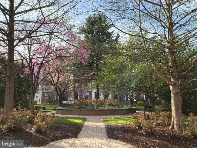 Building Photo - 300 Garden View Square