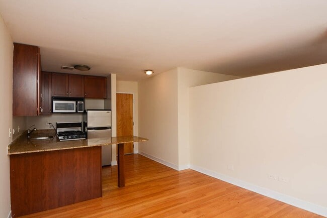 Building Photo - 616 W Wrightwood Ave Unit J09P