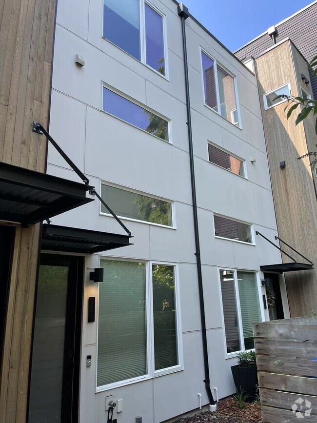 Building Photo - Nice 2-bed, 2-bath townhouse near Green La...