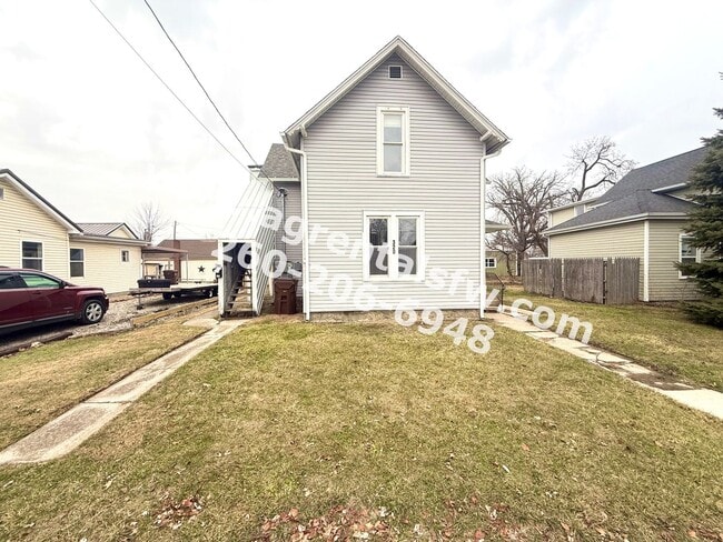 Building Photo - 320 W 15th St Unit 320 1/2 W 15th St