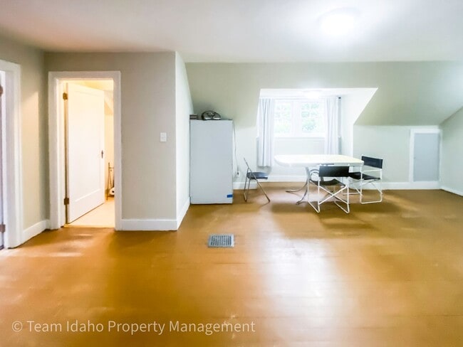 Building Photo - 811 E 6th St Unit 811.5 E 6th Street - Upper Rental