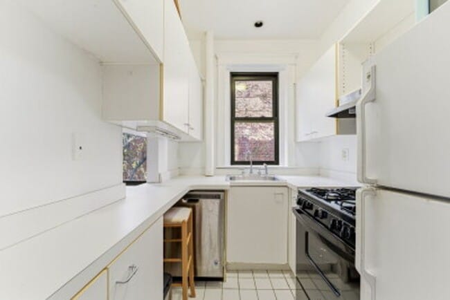 Building Photo - Beautiful, Spacious, Sunny and Renovated Allston 1 Bed Condo on Glenville Ave.  AVAILABLE NOW!!!