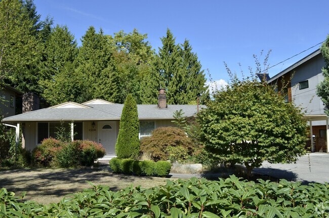 Building Photo - Updated Clyde Hill Home with Spacious Livi...