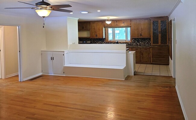 Building Photo - Move-In Ready!! 4 Bed, 2 Bath - LAWN CARE ... Rental