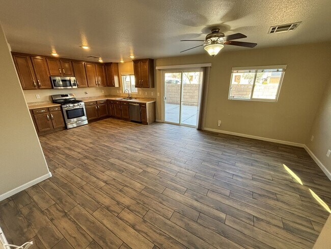 Photo - Gorgeous 3Bed/2.5Bath, 2-Story Home located in the SW part of the valley