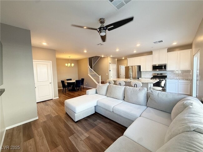 Photo - 525 Mossy Cup St