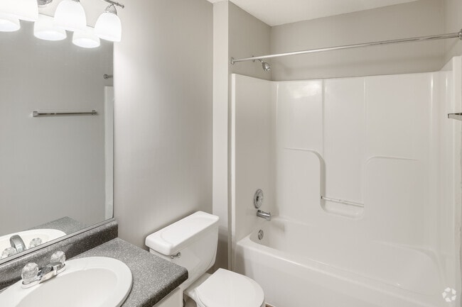 2BR, 2BA - 877SF - Model Unit - Bathroom