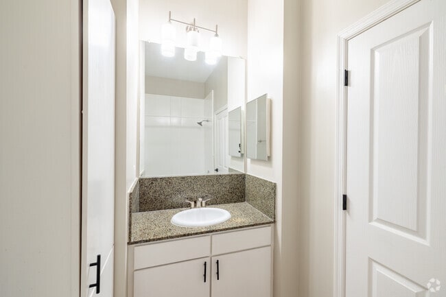 2BR, 2BA - 798SF - Primary Bathroom