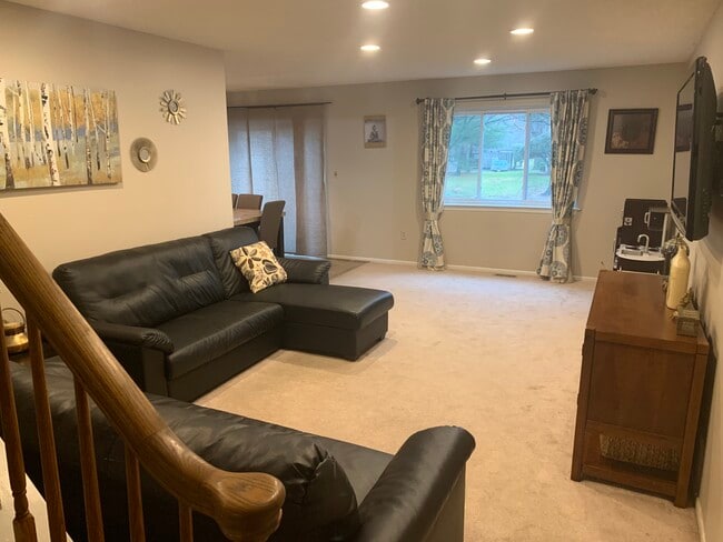 Building Photo - 151 Tennyson Dr Rental