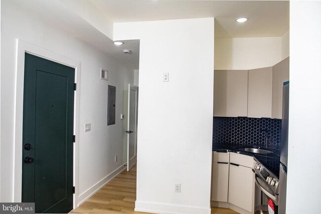 Building Photo - 1230 W Hilton St Unit B