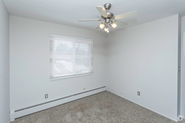 2BR, 1BA - 900 SF