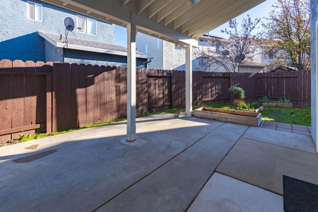 Photo - Lovely light and bright 3 bedroom 2.5 bathroom home Doe MIll Neighborhood, Cul-de-Sac Location