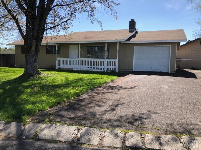 Building Photo - 3 bedroom, 1 bath Rental