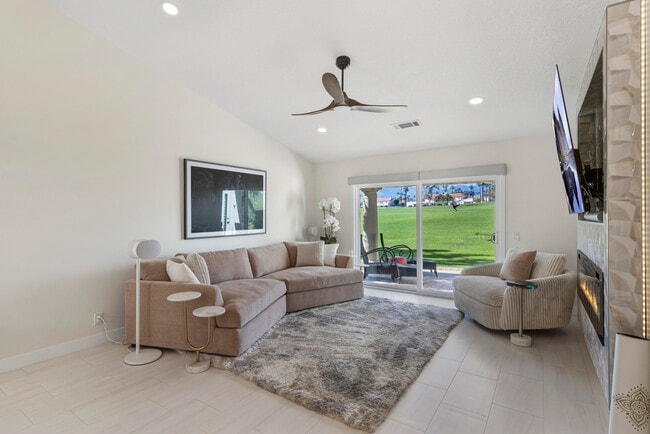 Photo - 269 Vista Royale Cir W