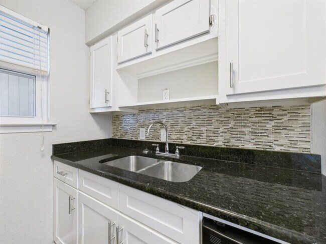 Photo - 2401 Manor Rd Unit 136