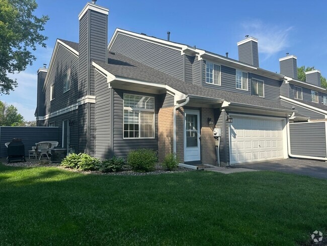 Building Photo - Immaculate High-End Corner Townhome in Pin...