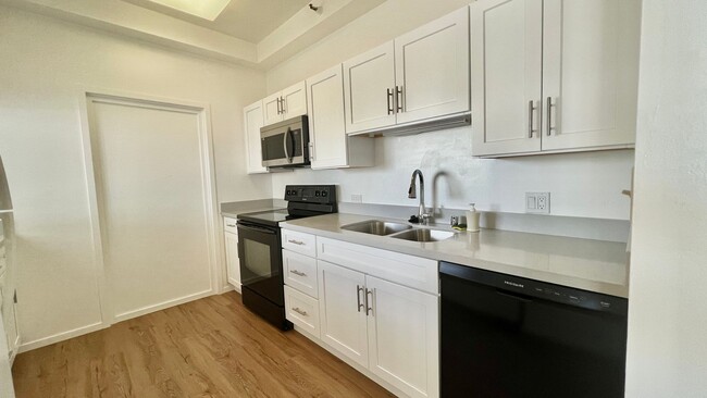 Photo - Prestigious top-floor unit  2 BR 2 BA, nes... Condo Unit 2927