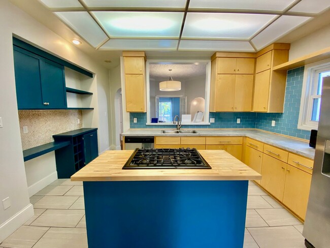 Photo - Awesome 4BD/3BA in prime Uptown! Remodeled w/ HGTV! Avail. May 1st!