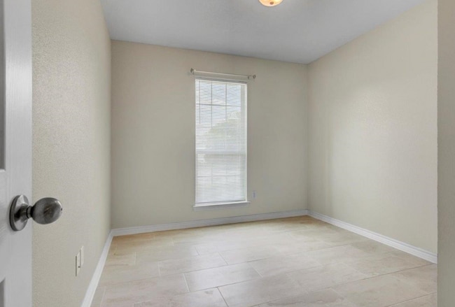 Photo - 5780 Shadowbend Cir N