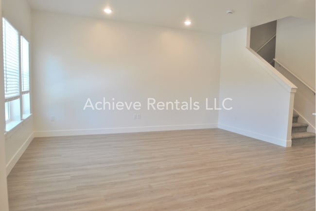 Photo - 208 W 3175 S