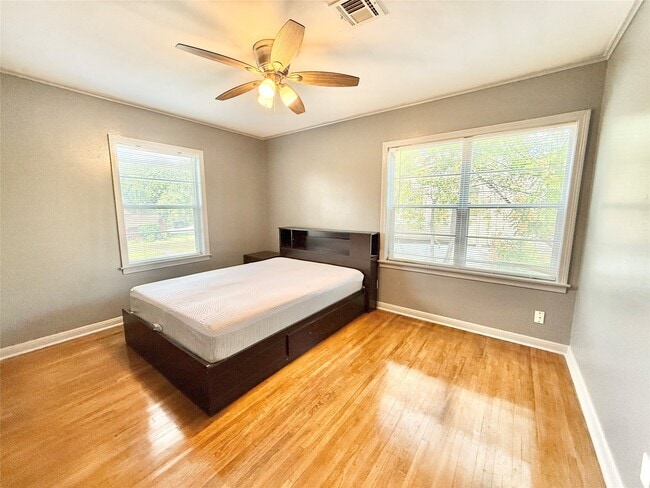 Building Photo - 2027 Sheridan St