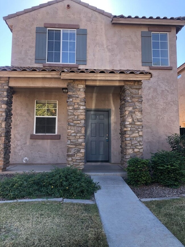 Building Photo - 3 bedroom 2.5 bath home - 2 car garage - S...