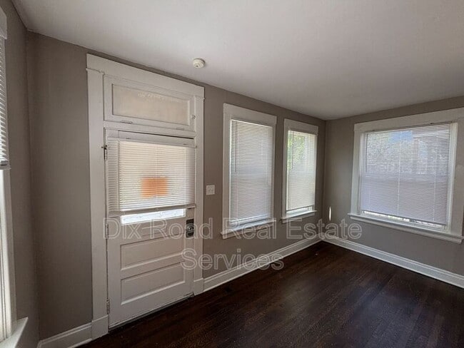 Photo - 1852 Hewitt Ave