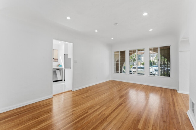 Photo - 824 S Holt Ave