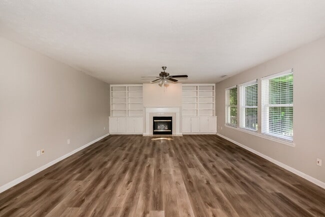 Photo - 749 Morgan Way