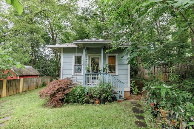 Building Photo - 145.5 HILLSIDE ST | 1 BED 1 BATH COTTAGE Unit 145.5 Hillside St - Guest House
