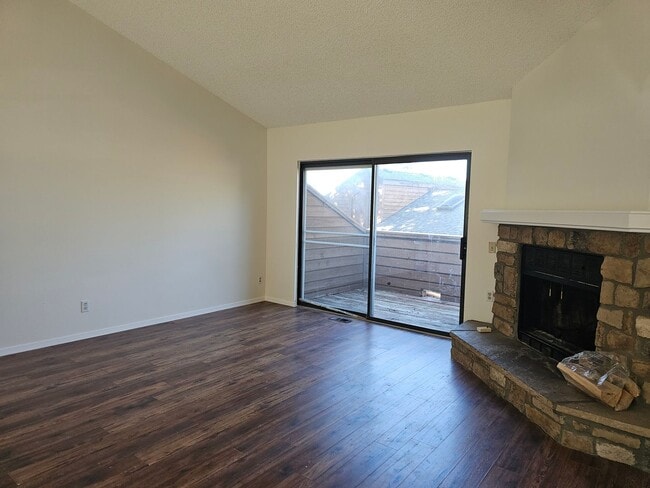 Photo - 3 Bedroom Raised Ranch Duplex with Garage Space