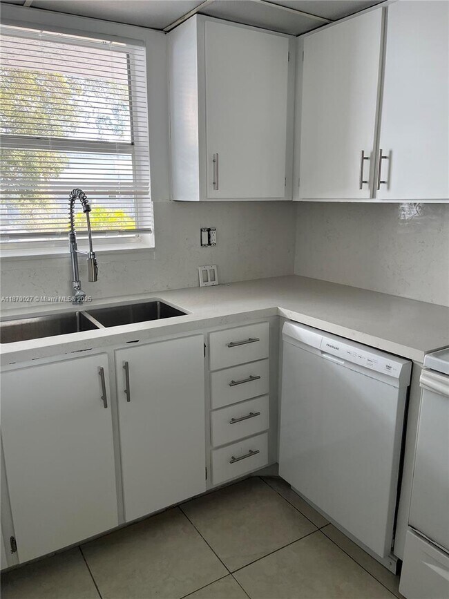 Photo - 9365 Fontainebleau Blvd Unidad E221