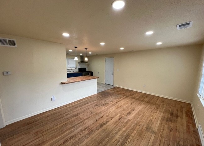 Photo - Stylish 2-Bed Home with Modern Kitchen & S...