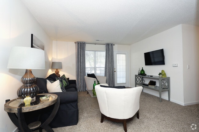 2BR, 2BA - 1010 SF - Jamison Park