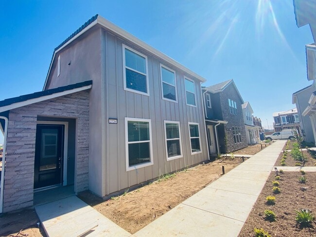 Building Photo - $2,295 + $100 Solar, Copper Ave. & Willow,... Rental
