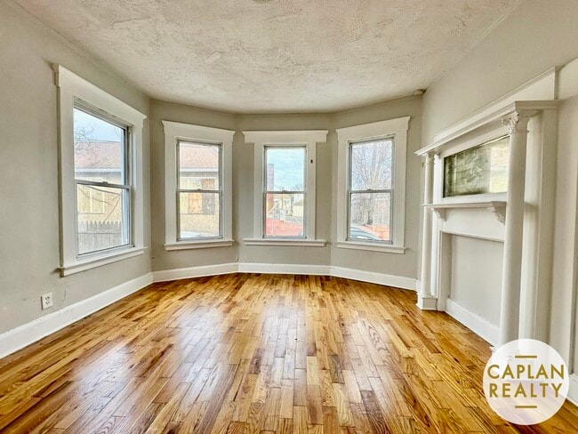 Building Photo - 10 Salem St Unit 1 Rental